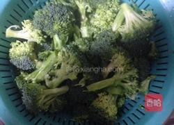 番茄酱炒西兰花的做法图解1