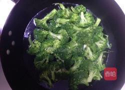 番茄酱炒西兰花的做法图解2