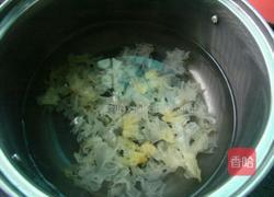 银耳莲子羹的做法图解1