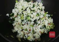 青菜腊肉炒饭的做法图解3