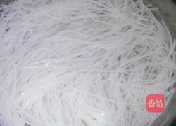 包菜炒米粉的做法图解1