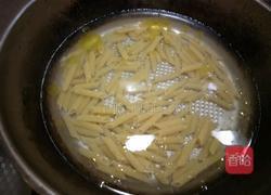抱蛋黑椒意面的做法图解3