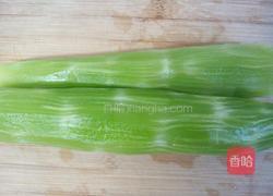 蚝油炒莴笋的做法图解1
