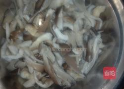 蘑菇炒肉的做法图解1