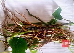 蛤蒌根炒河蟹的做法图解1