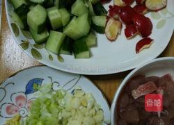 肉丁瓜丁红果的做法图解1