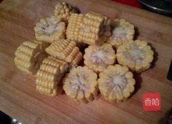 胡萝卜玉米排骨汤的做法图解2