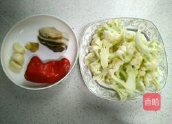 腊肉干煸菜花的做法图解1