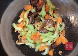 西芹炒什锦的做法图解6