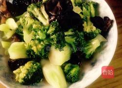 西兰花炒木耳的做法图解8