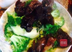 西兰花炒木耳的做法图解3