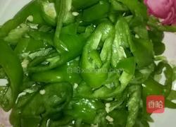 尖椒炒肉的做法图解1