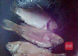 雪菜小鲫鱼的做法图解3