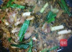 雪菜小鲫鱼的做法图解6
