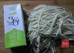 牛奶面条的做法图解1