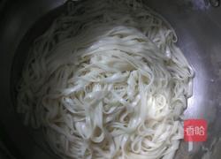牛奶面条的做法图解2