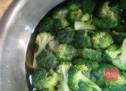 西兰花炒肉的做法图解1