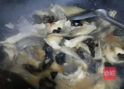 平菇炒木耳的做法图解6