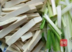 芹菜炒豆干的做法图解1