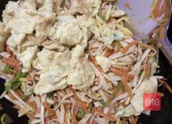 鸡蛋、胡萝卜、蒜黄、辣椒、豆腐皮的做法图解15