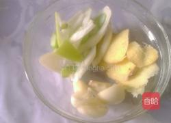 土豆排骨汤的做法图解1