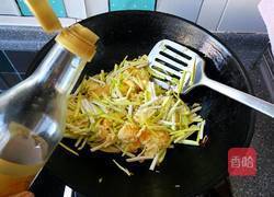 鸡蛋炒蒜黄的做法图解5