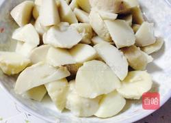 胡萝卜炒芋艿的做法图解2