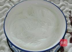 莴笋叶砂锅粉丝的做法图解2