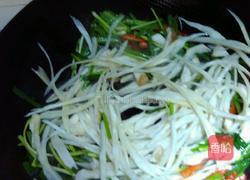韭菜炒鸡腿菇的做法图解2
