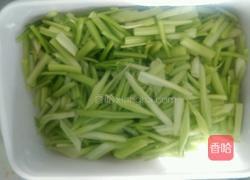 芹菜炒肉的做法图解2