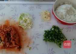 泡菜鸡蛋炒饭的做法图解1