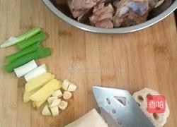 简易版电饭锅骨头炖莲藕的做法图解2