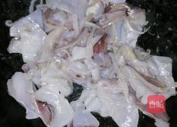 金针菇烩鲜鱿的做法图解2