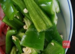 青椒炒甜肠的做法图解2