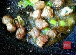 东北酸菜炖脊骨、粉条的做法图解2
