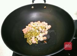 黄瓜火腿炒饭的做法图解3
