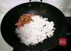 黄瓜火腿炒饭的做法图解4