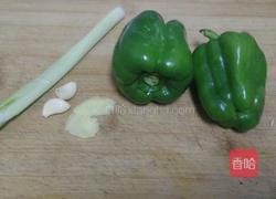 青椒炒蛋的做法图解1