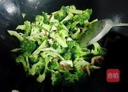 鲜冬菇炒西兰花的做法图解6