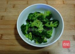 西兰花炒五丁的做法图解3