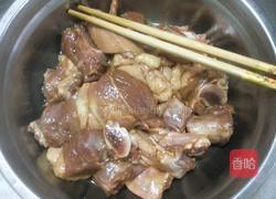 胡萝卜焖鸭肉的做法图解1