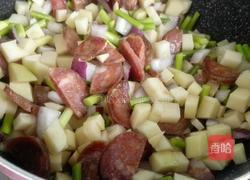 土豆腊肠焖饭的做法图解4