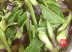 芥蓝炒鱼干的做法图解2