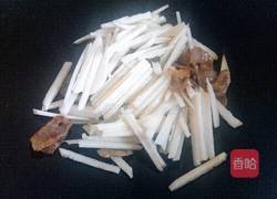 腊肠炒沙葛丝的做法图解3