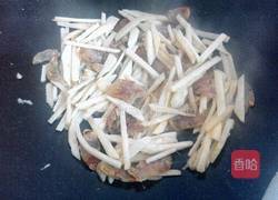 腊肠炒沙葛丝的做法图解4