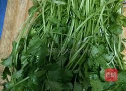 香菜炒鸡蛋的做法图解1