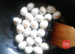 鹌鹑蛋炒鸡翅尖的做法图解3