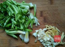 香芹烧河鲫鱼的做法图解2