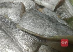 炸带鱼的做法图解1