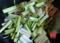 冻豆腐蒜苗炒肉的做法图解9